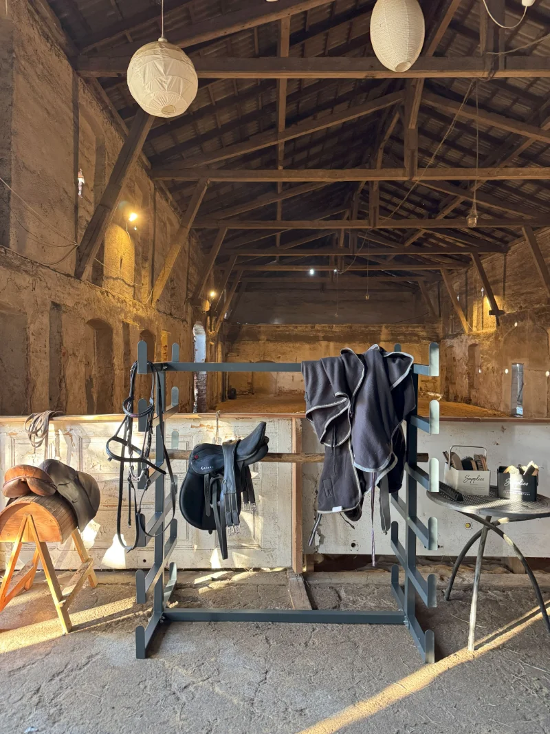 wnętrze stajni w jarcewie, umożliwia ona jezdzenie konno nawet w niesprzyjajacych warunkach atmosferycznych