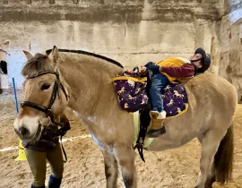 dziecko na koniu podczas zajec hipoterapi oferowanej przez stajnie w jarcewie koło chojnic