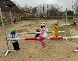 dzieci bawiace sie na ujeżdżalni w Stadnienie Koni Jarcewo koło Chojnic